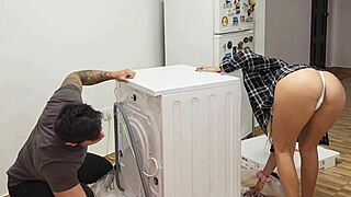 Ще ме оставиш ли да те съблазня и чукам, докато мъжът ми работи, съседе?