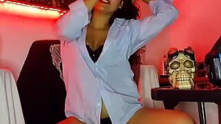 I play with my tight colombian pussy, penetrating myself with dildo until cum