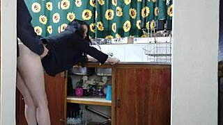 Pomo naiset, haluatteko kivan nussun? Kumarruttuna doggystylella käsinlypsyllä