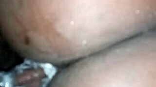 Jeg fortsætter med at kneppe efter at have sprøjtet