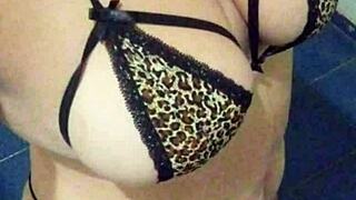 Mi madrastra me coquetea por whatsapp with teasing and huge sexy body