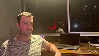 السكرتيرة الدي تأخذ زب البوس الكبيض الطويل نيئاً زي الشرموطة 😈