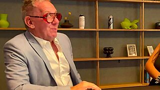 도미나트릭스 미스트리스 에이프릴, 컵케이크와 발가락으로 슬레이브 놀려