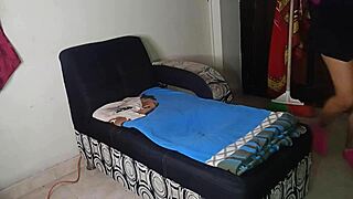 Vroča Latina 18+ v študentski sobi hitri seks z sošolcem