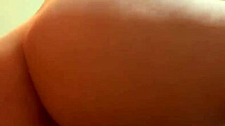 cacheada safada rebolando o cuz�o gostoso