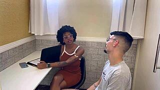 fudendo com a recepcionista da academia, mas vamos focar na conversa casual sobre exercícios e saúde