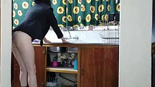 Doamnelor șefe, vreți o futere mișto? Aplecate la patru labe cu muie manuală