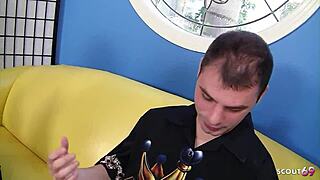 Nimfomană curboasă cu țâțe mari seduce băiat cu pula uriașă pentru quickie murdar la interviu