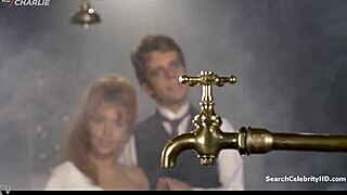 이본 에크만의 토플리스 셀러브리티 장면에 끌려, 1965년 블루 필름에서 큰가슴과 누드 순간.