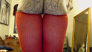 Tatted Camgirl Fucks Her Holes With Dildo On Webcam