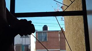 practicando nudismo en lugares publicos al aire libre