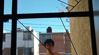 practicando nudismo en lugares publicos al aire libre