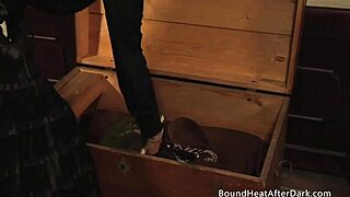 私は見ている、グラマラスなレズビアンティーン18+奴隷たちがミストレスのお尻を争う