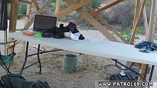 Smutig kåt anal med snygg brunett? Gränspatrull blowjob utomhus