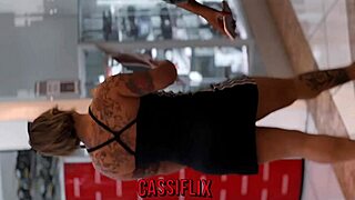 sai do trabalho e encontrei meu personal no shopping que me levou pro apto dele e fodeu meu cu grande