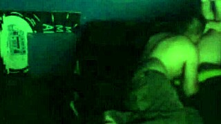 En jaksa enää pidätellä ja siemennän hänen kasvoilleen villissä ulkoilusesseissämme