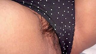 印度女孩独自挑逗毛毛阴部