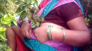 Indian beauty aunty showing boobs 😍