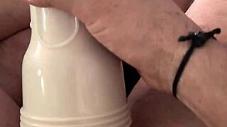 Lek med min nye fleshlight, tatt på å se porn og onanere min store kuk