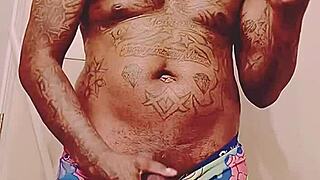 デカチン黒人男がシュガーママに会う前にぶちまけ射精！