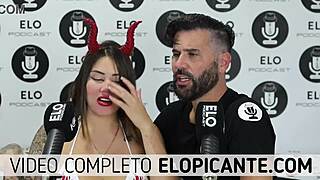 elo podcast le pasa el hielo por las tetas a sara blonde