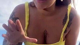 Usando Um Biquini Que Racha A Buceta!