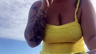 Usando Um Biquini Que Racha A Buceta!
