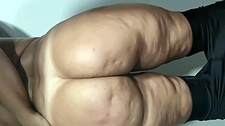 סטירות על התחת שלי בהילוך איטי