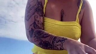 Usando Um Biquini Que Racha A Buceta!