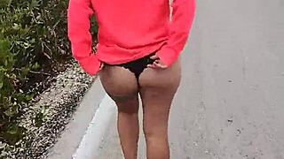 Шалава дразнит жопой и сиськами на мексиканской трассе