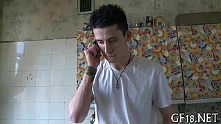 Lasipäinen kundi pitää ex-tyttöystävän kättä kotona