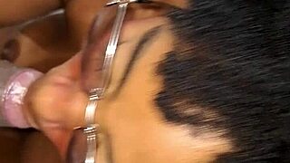 Fiquei desfilando de calcinha na frente do meu padrasto at� ele me comer gostoso