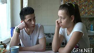 El Chico con Gafas Sostiene la Mano de Su Ex Novia en Ambiente Casero