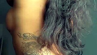 Tatuowana dziwka się pokazuje i kusi