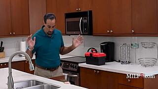 Замужние бимбо исполняют фантазию фриуз благодаря новому вирусу, который замораживает людей!