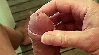 Três excités à la limite de jouir sur la terrasse d'un mobil-home dans un camping