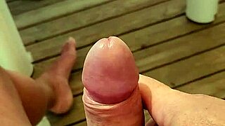 Três excités à la limite de jouir sur la terrasse d'un mobil-home dans un camping