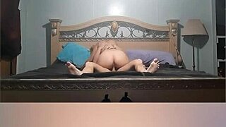 Blondă MILF suge pulă mare