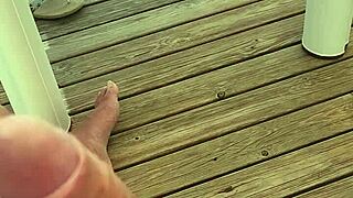 Três excités à la limite de jouir sur la terrasse d'un mobil-home dans un camping