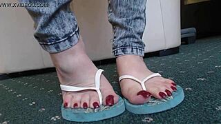 Look at those BBW feet in flipflops!