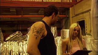 brunette milf fucks outdoors with big cock 😍