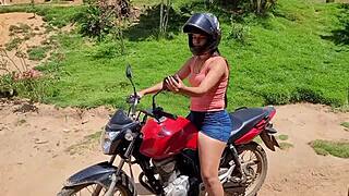 morena deliciosa provocando seu público