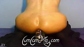 뜨거운 큰 엉덩이 여자가 물병으로 엉덩이 타기