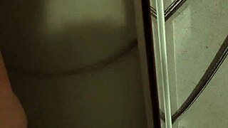 Сводная сестра с большими сиськами поймана в компрометирующей позе