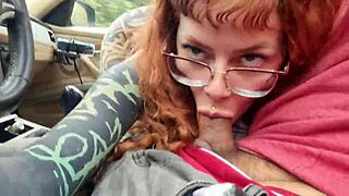 Sexo oral no carro do pai com moaning e teasing 😍