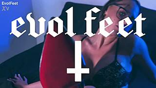 Gir deg en fotfetisj-opplevelse med elegant kvelning, dypthroat og tåsuget.