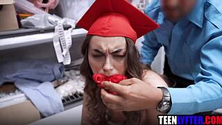 젊은 졸업생이 도둑질로 세게 박혀