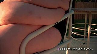 Fet SSBBW Ivy Davenport får feta rullar fast i stol