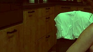 Il Me Démontre Sur Le Plan De Travail De La Cuisine