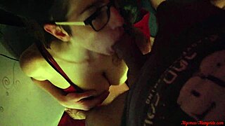 Seksikäs brunetti nuolee persettä ja saa kunnon panoa 😈